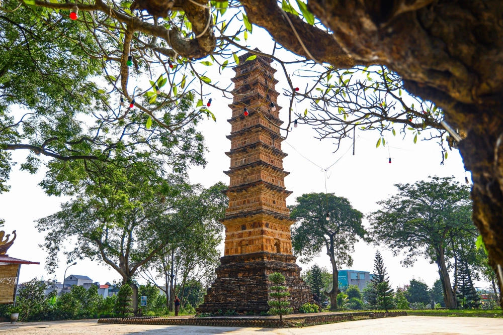 Tháp Bình Sơn Phật giáo gắn với tín ngưỡng tâm linh xưa.