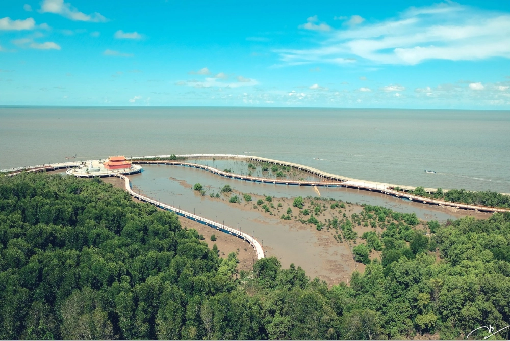 Vườn quốc gia Mũi Cà Mau nổi tiếng với vị trí cực Nam.