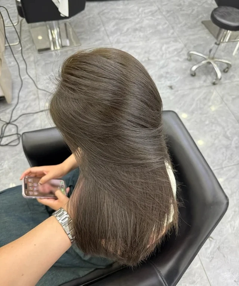 Gợi ý tóc nâu khói trầm nữ giúp nàng thêm nổi bật