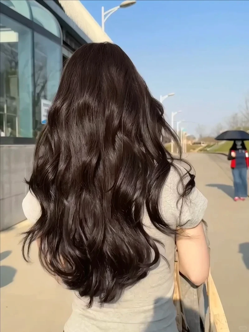 Dịu dàng cùng tóc nâu khói trầm nhẹ nhàng