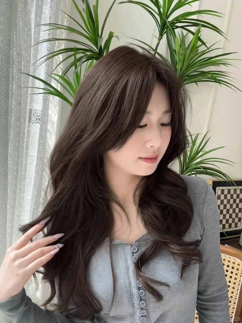 Lột xác với tóc nâu socola nữ cực xinh và cuốn hút