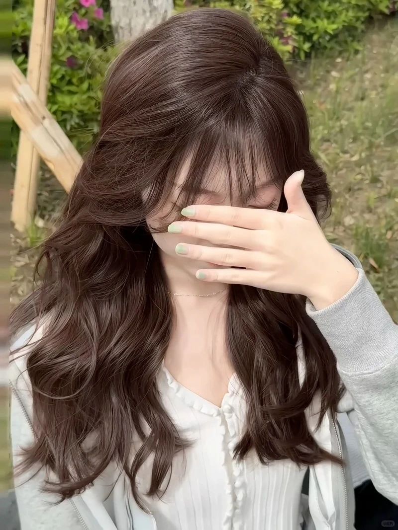 Gợi ý tóc nâu socola nhuộm đẹp không thể bỏ lỡ