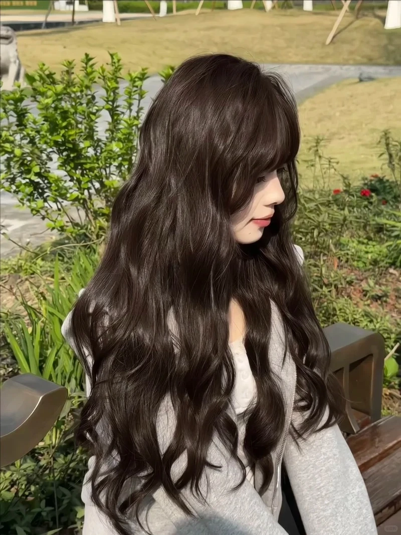 Dịu dàng với tóc nâu socola tóc uốn