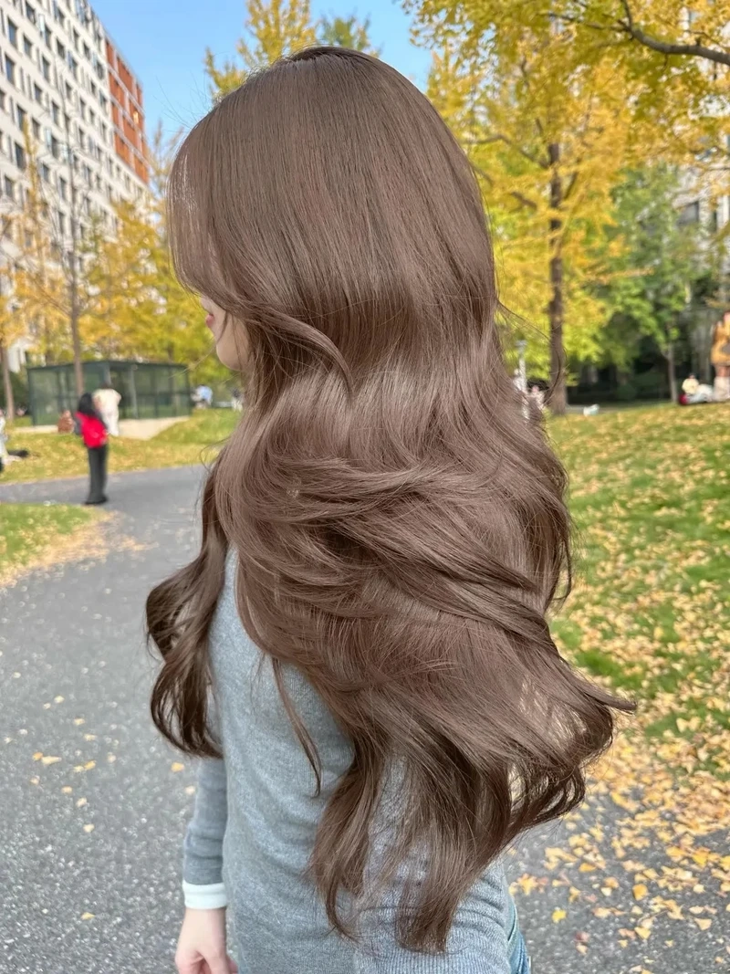 Tôn nét đẹp với tóc nâu tây sáng nữ tính