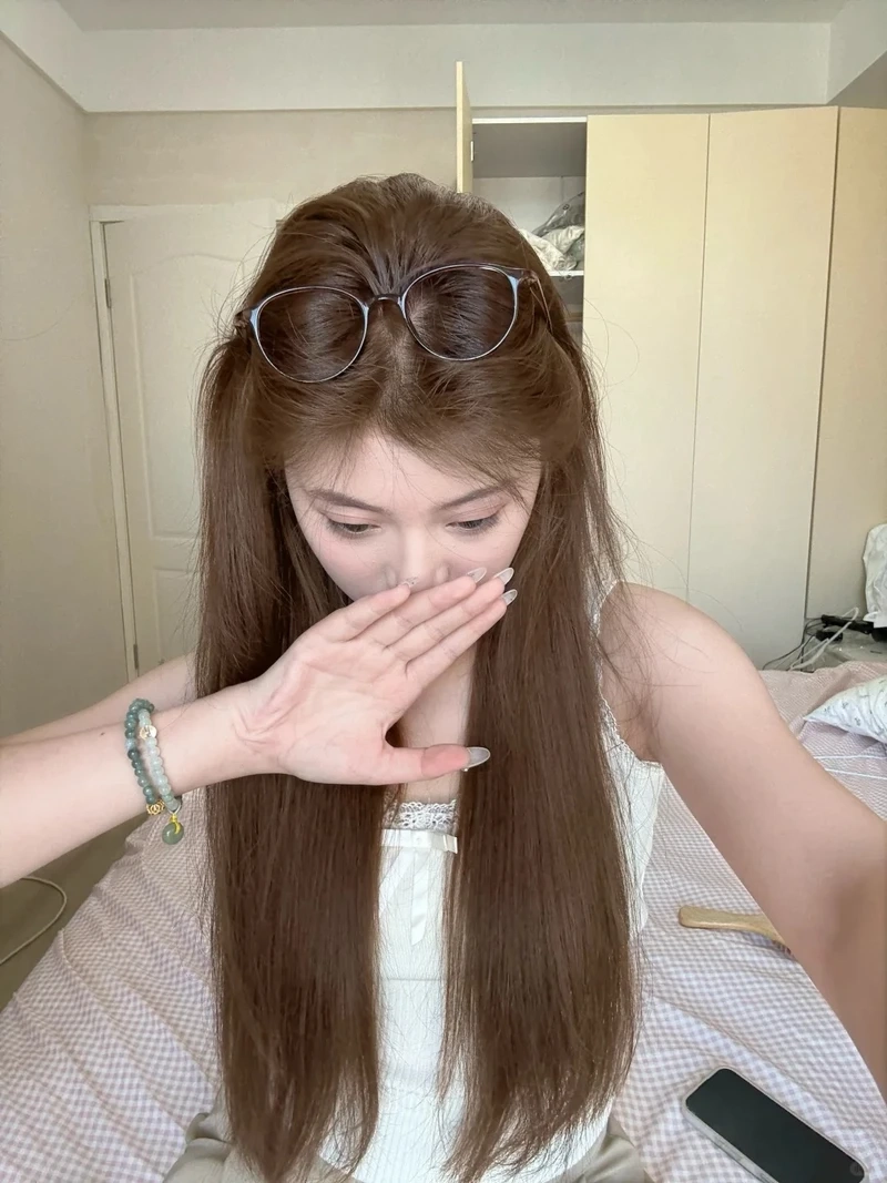 Làn da bật tone nhờ tóc nâu tây sáng tôn da