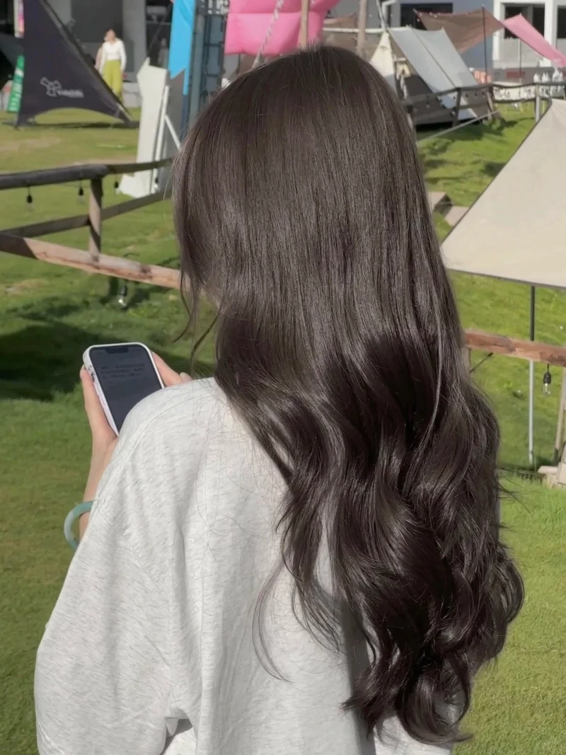 Nổi bật giữa đám đông với tóc trà đen nổi bật