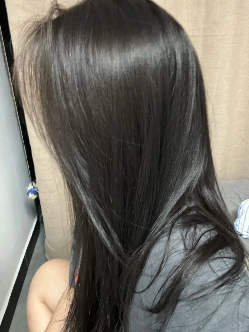 Bật tone da với tóc trà đen tôn da nổi bật