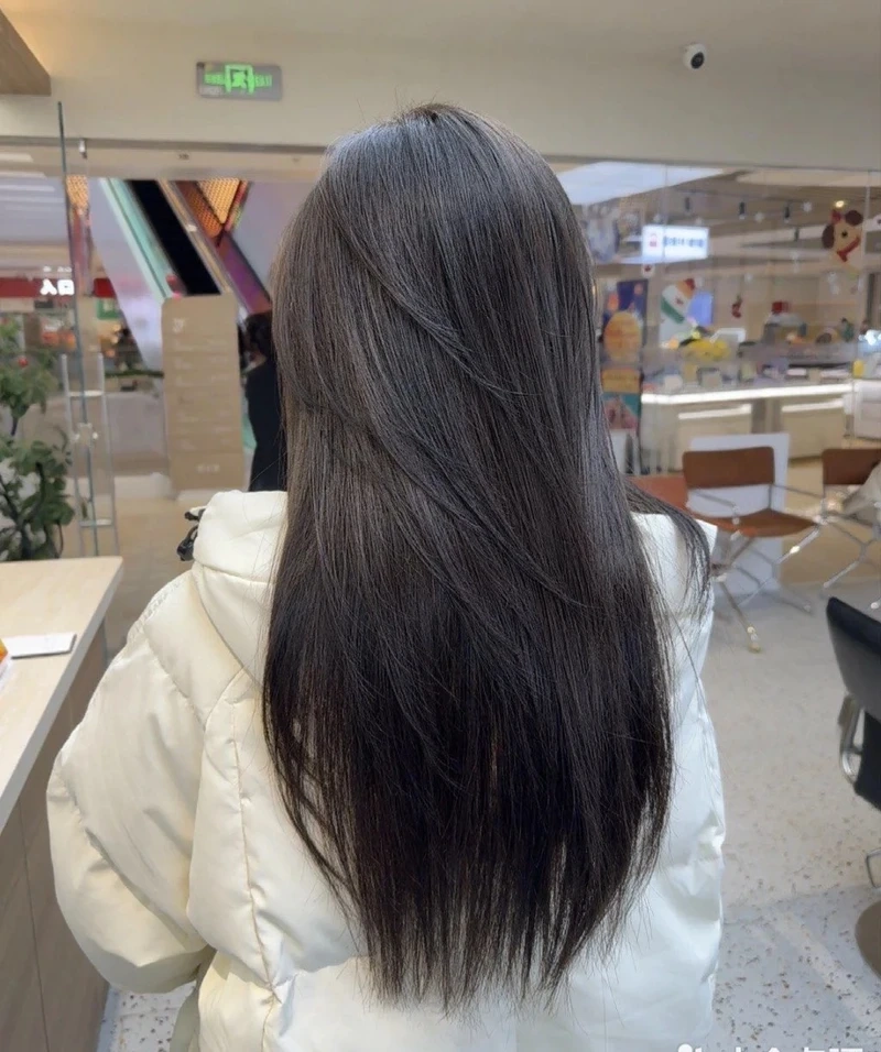 Dịu dàng với tóc trà đen tự nhiên cực cuốn hút