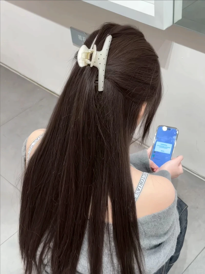 Thanh lịch cùng tóc trà đen nhẹ nhàng cho nàng