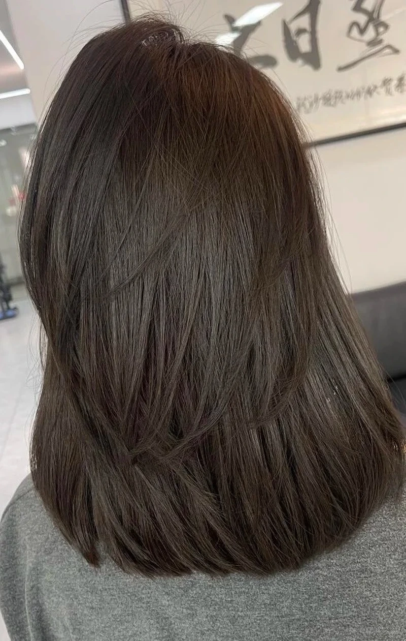 Tối giản cùng tóc trà đen tóc thẳng