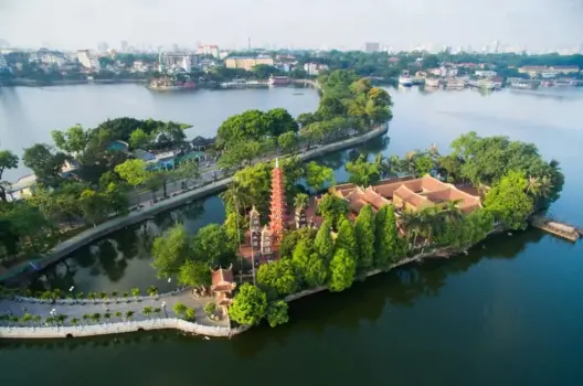 Nét đẹp chùa Trấn Quốc bên hồ Tây yên bình và tĩnh lặng