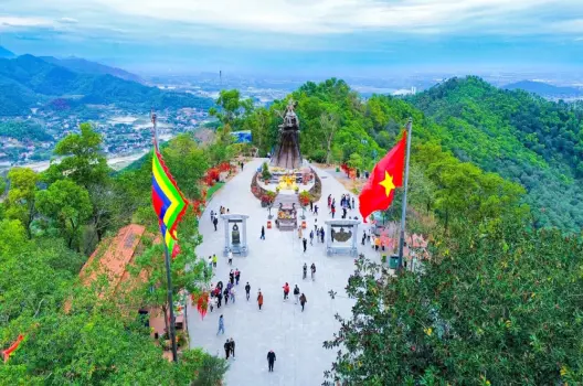 Vẻ đẹp cổ kính của di tích lịch sử Đền Gióng giữa núi non hùng vĩ