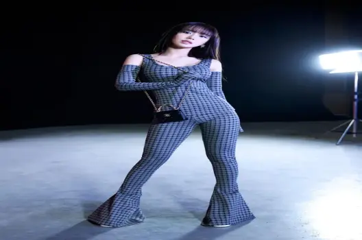 Bộ ảnh Han Sara khoe phong cách thời trang trẻ trung