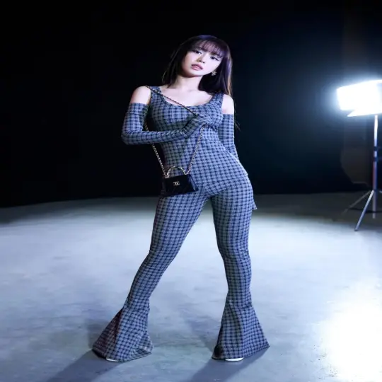 Bộ ảnh Han Sara khoe phong cách thời trang trẻ trung