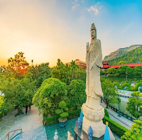 Hình ảnh chùa ba vàng nơi lưu giữ giá trị tâm linh Việt Nam
