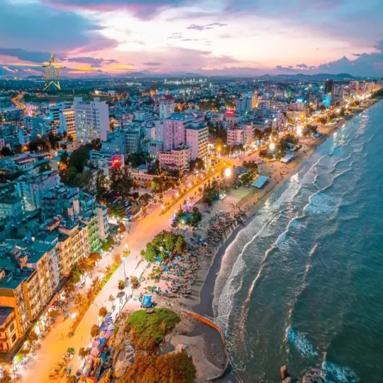 Du lịch biển Sầm Sơn mùa hè với bãi cát vàng rực rỡ