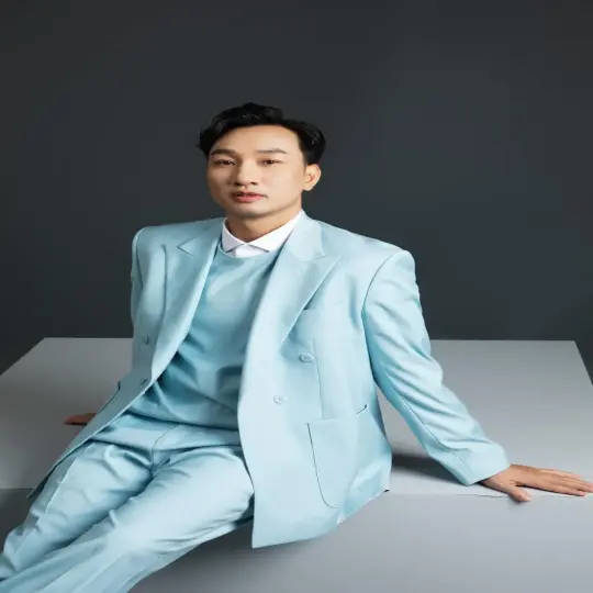Thành Trung với phong cách lịch lãm trong từng khung hình