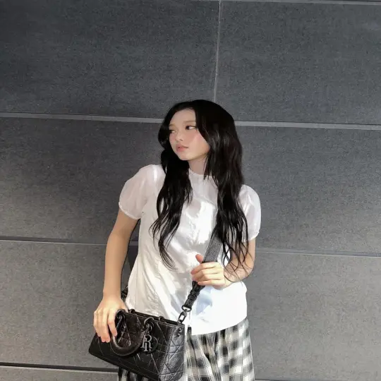 Ảnh Haerin NewJeans đẹp cuốn hút khiến fan Kpop phát sốt