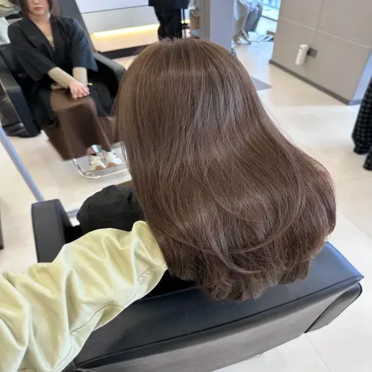 Tóc màu nâu khói trầm trendy giúp nâng tông nhan sắc