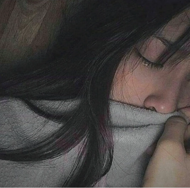 Ảnh cô gái thất tình khóc trong đêm