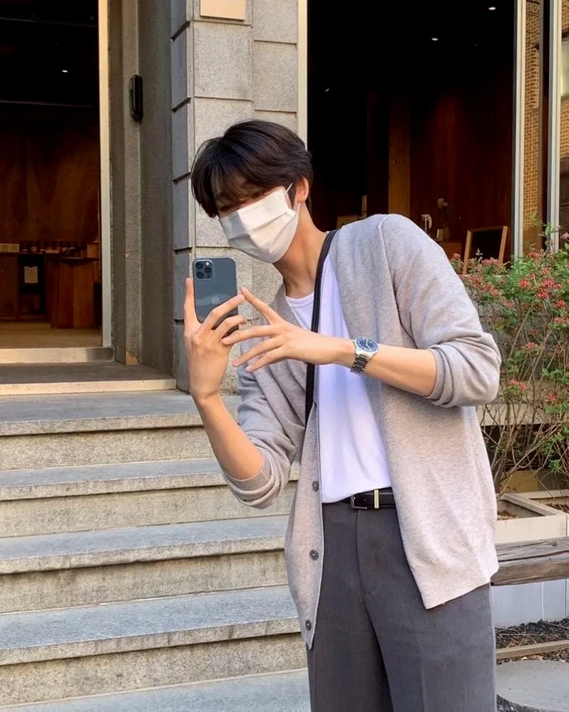 Ảnh trai đẹp che mặt chụp selfie đầy cá tính