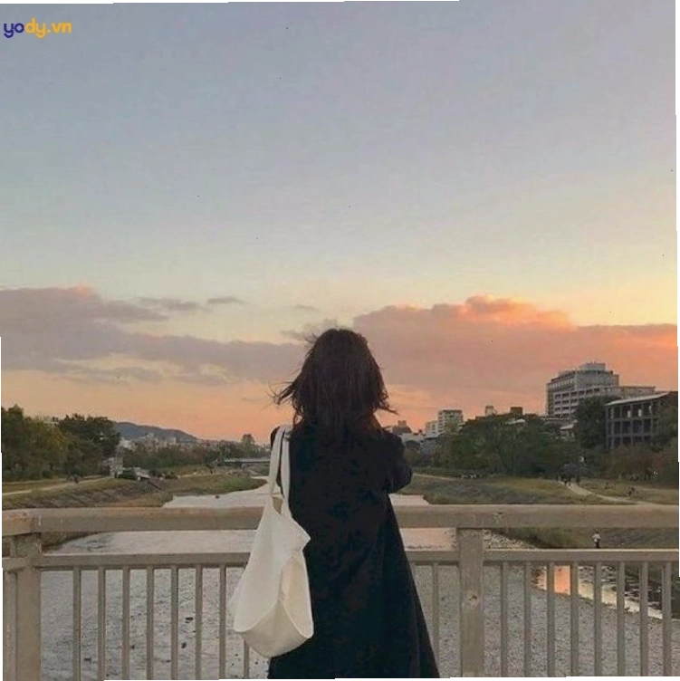 Anime cô gái buồn quay lưng