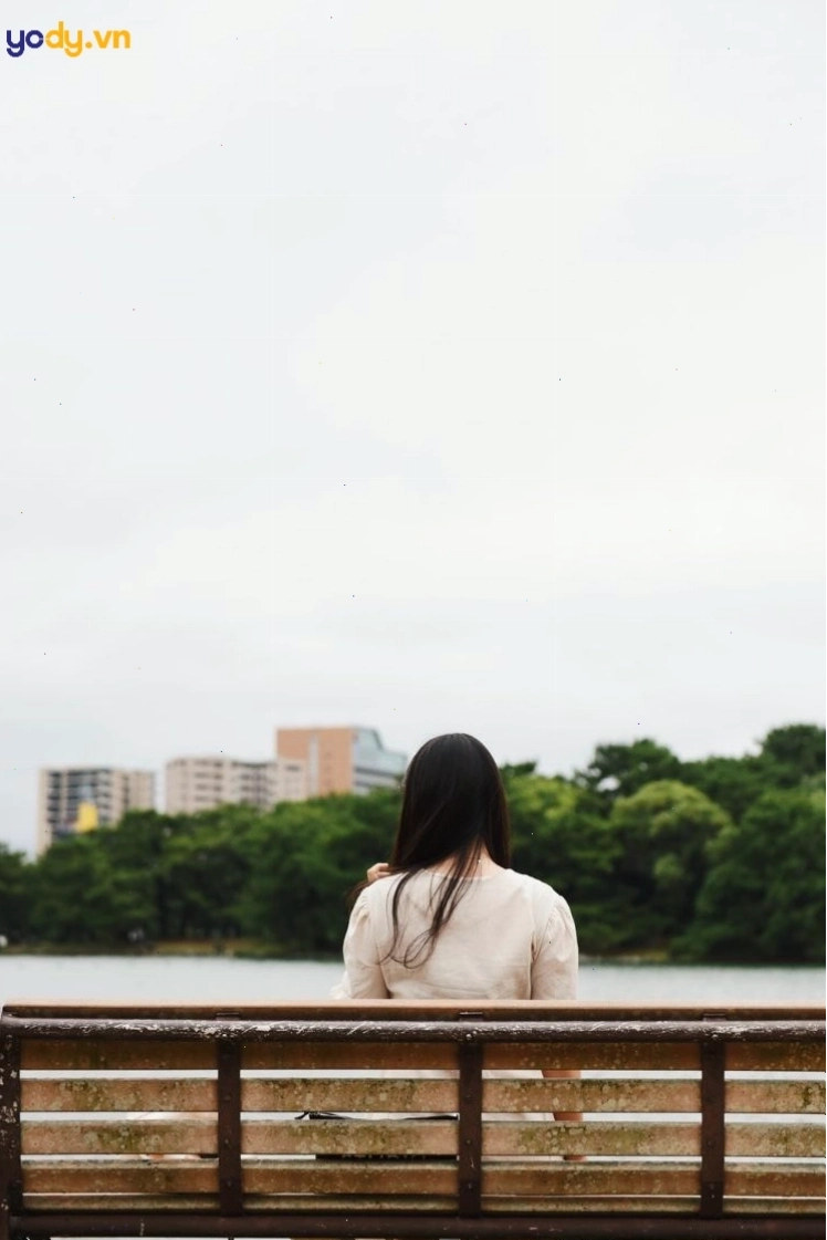 Avatar cô gái lạnh lùng quay lưng