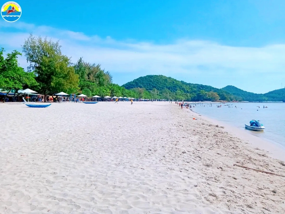 Bãi biển Mũi Nai Hà Tiên với cát trắng và làn nước trong xanh