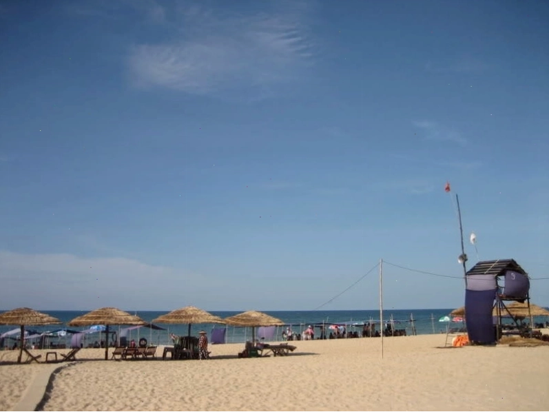 Bãi biển Mỹ Khê Đà Nẵng với bờ cát dài và sóng biển êm đềm