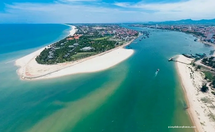 Bãi biển Nhật Lệ với bờ cát trắng và làn nước trong xanh