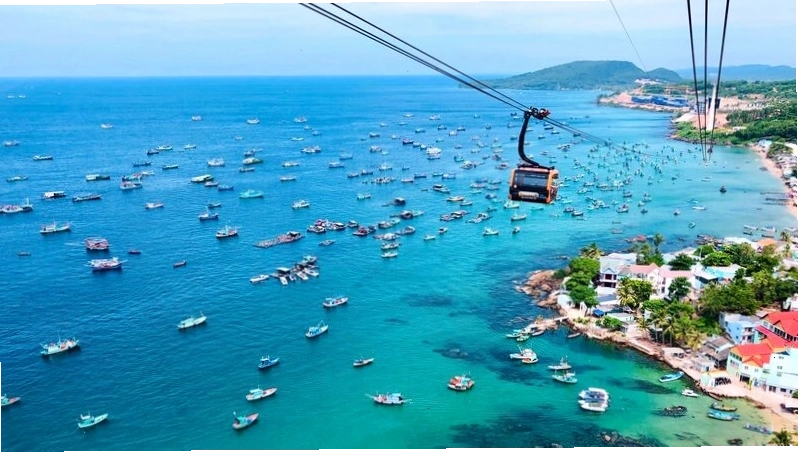 Bãi biển Phú Quốc với cát trắng và nước biển xanh trong