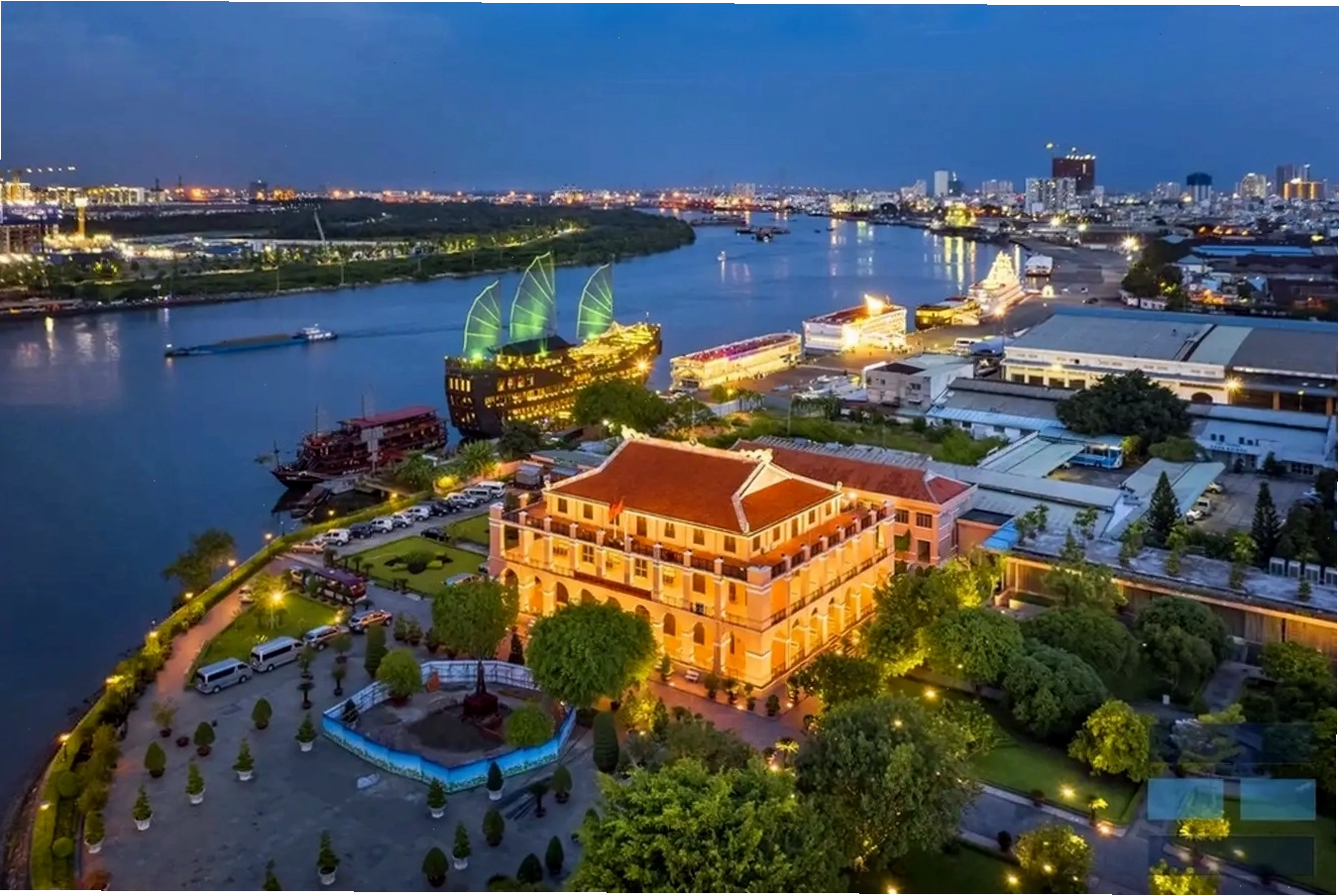 Bến Nhà Rồng nhìn ra sông Sài Gòn, nơi Bác Hồ đã ra đi tìm đường cứu nước