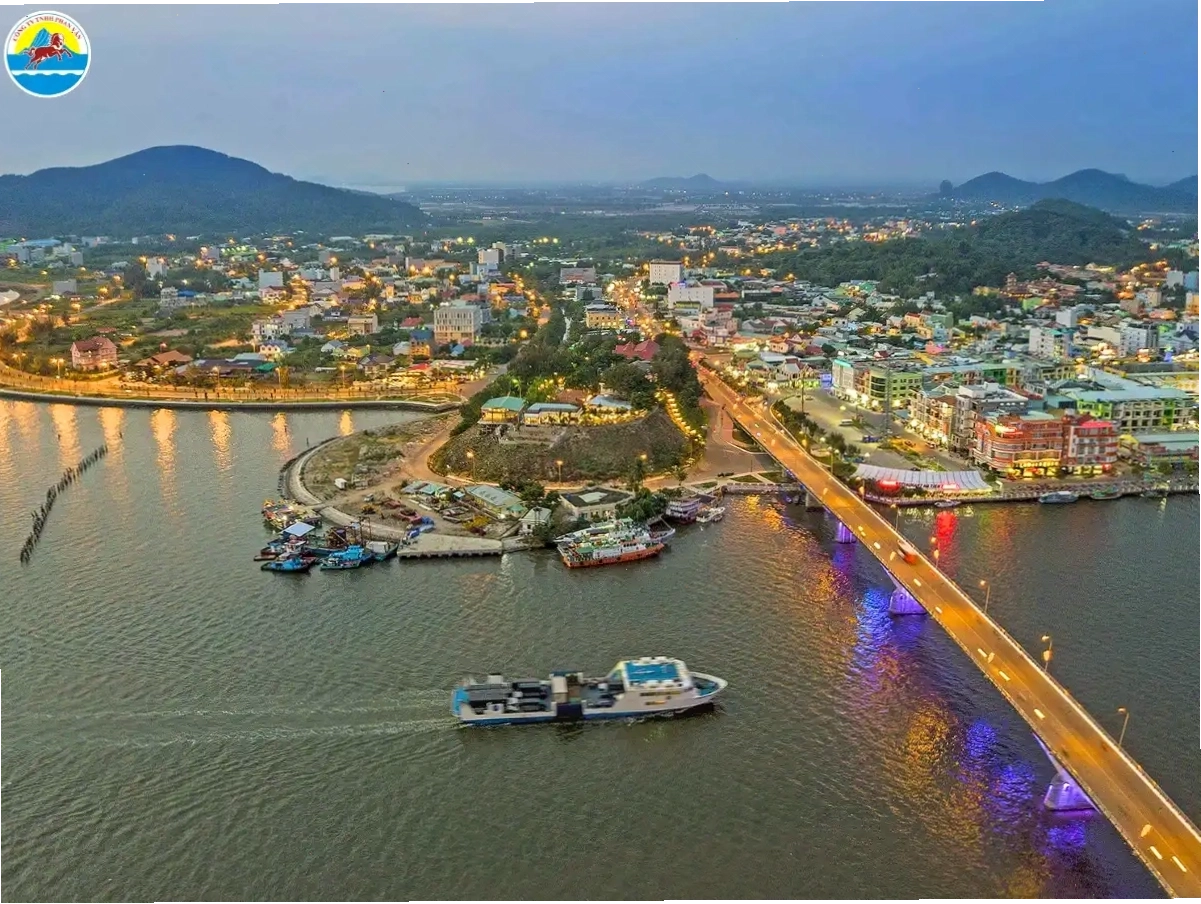 Bên trong hang Thạch Động Thôn Vân với thạch nhũ hình thù kỳ ảo