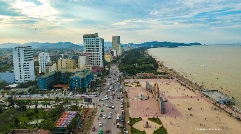 Biển Cửa Lò với bãi cát trắng mịn và làn nước trong xanh là địa điểm du lịch Nghệ An không thể bỏ lỡ