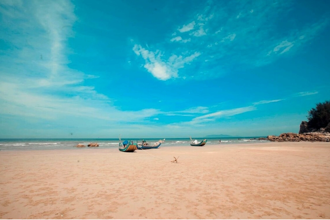Biển Hải Hòa Thanh Hóa mang vẻ đẹp hoang sơ và yên bình