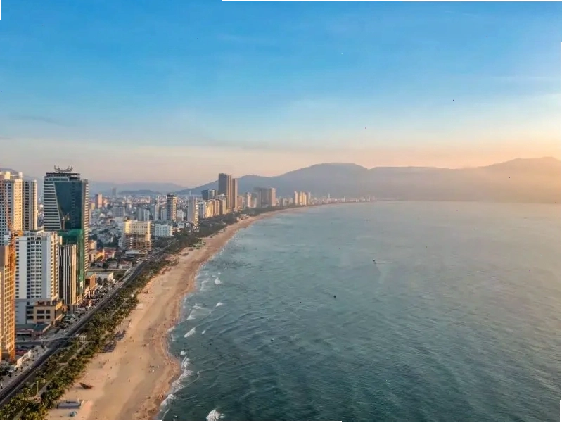 Biển Mỹ Khê lung linh về chiều, là một trong những bãi biển đẹp nhất Đà Nẵng