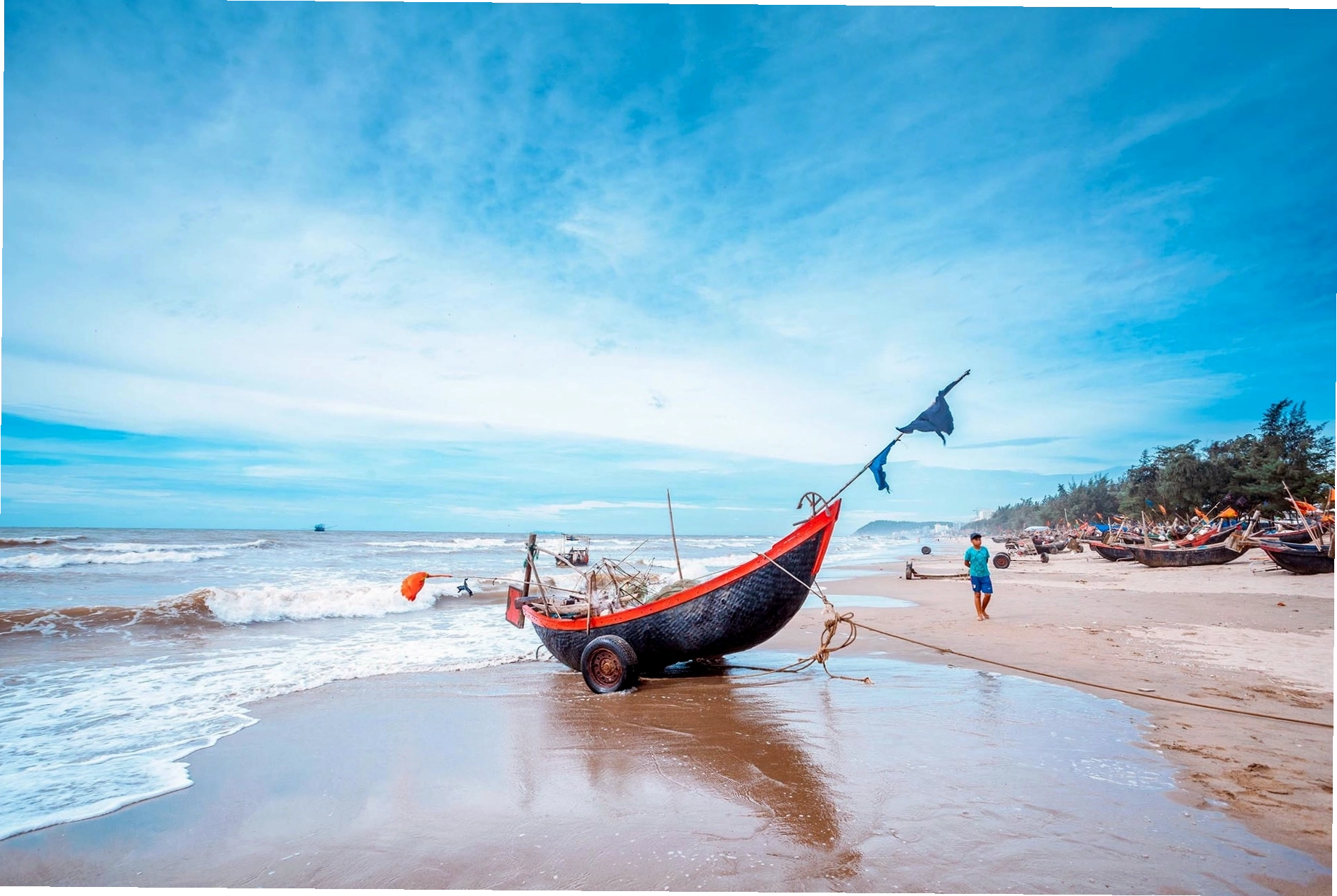 Biển Sầm Sơn Thanh Hóa với bờ cát trắng mịn và làn nước trong xanh