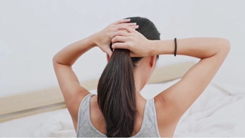 Buộc tóc quá chặt gây đứt gãy và rụng tóc