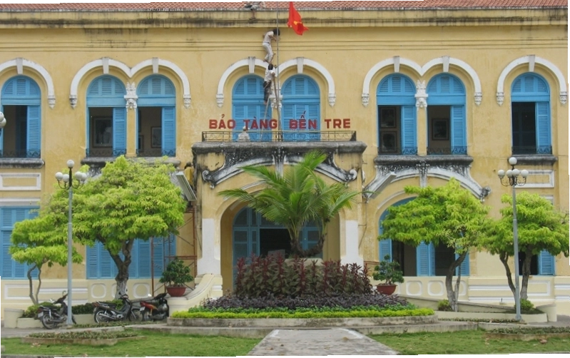 Các hiện vật trưng bày tại Bảo tàng tỉnh Bến Tre