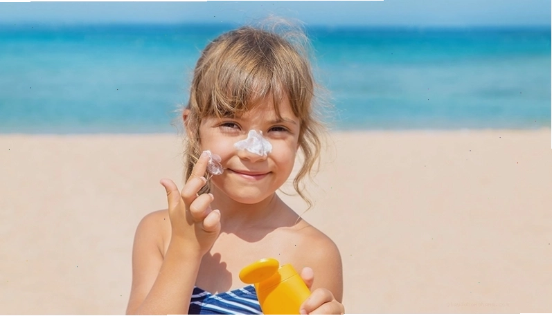 Cách thoa kem chống nắng Skin Aqua đúng cách