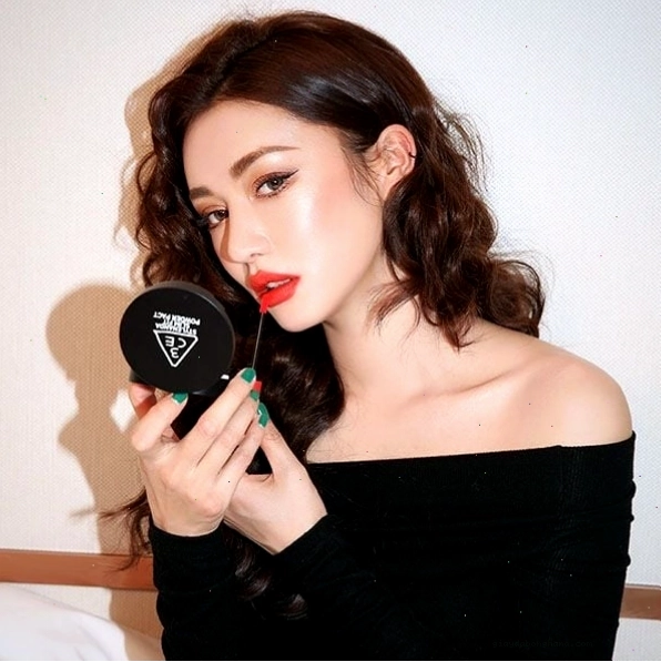 Cận cảnh swatch màu son Childlike trên môi