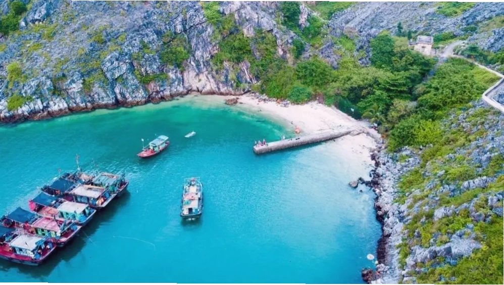 Cảnh biển trong xanh và những bãi cát trắng trải dài tại Đảo Cát Bà