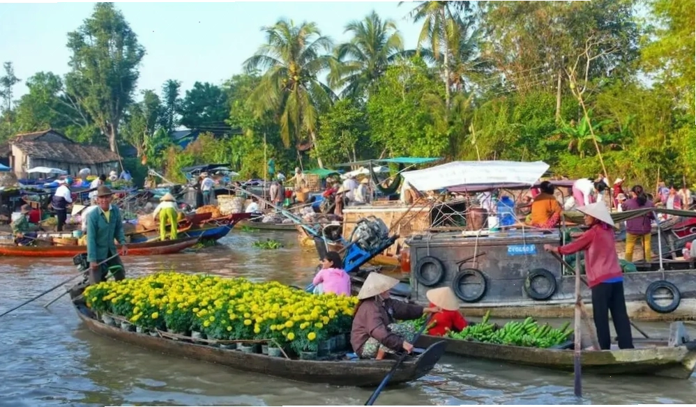 Cảnh mua bán tấp nập tại chợ nổi Ngã Năm với nhiều loại trái cây
