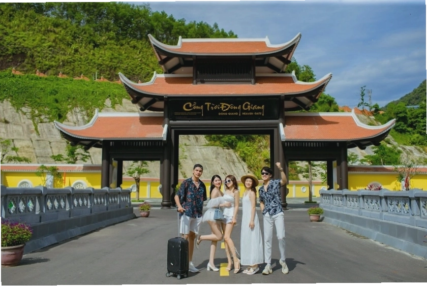 Cảnh quan hùng vĩ tại Cổng trời Đông Giang với mây bao phủ