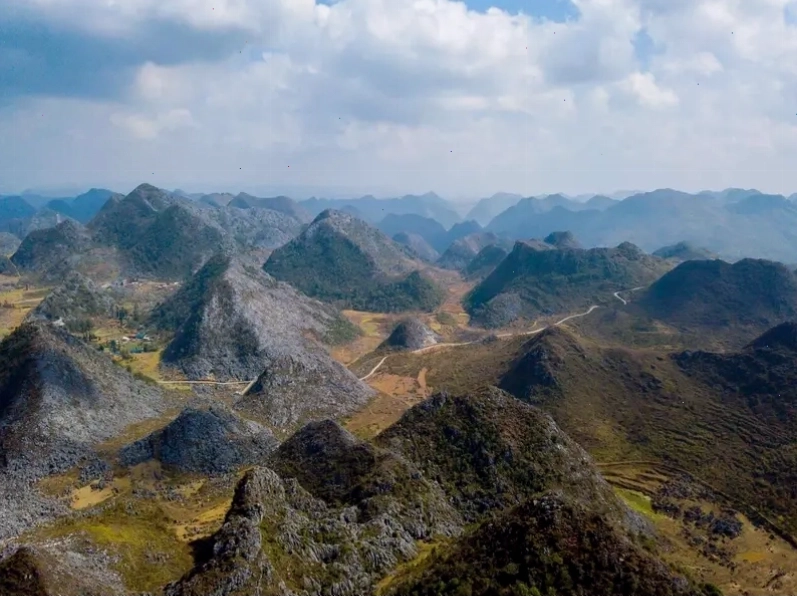 Cảnh quan núi đá trùng điệp tại Cao nguyên đá Đồng Văn