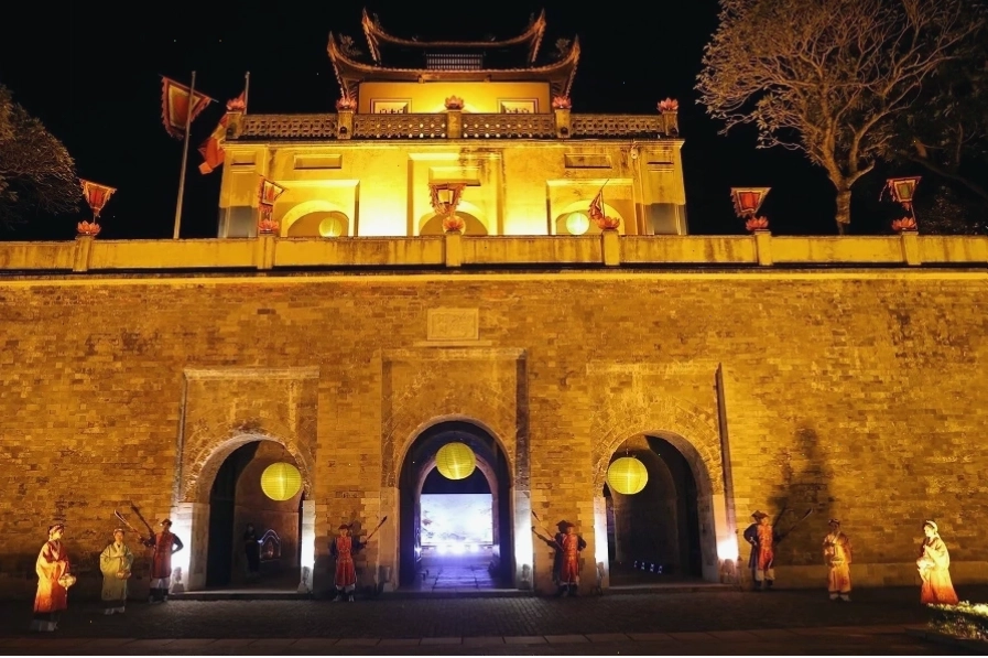 Cảnh quan xanh mát tại Khu Di Tích Trung Tâm Hoàng Thành Thăng Long