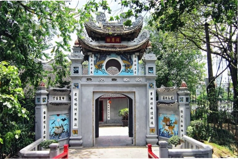 Cầu Thê Húc dẫn vào Đền Ngọc Sơn