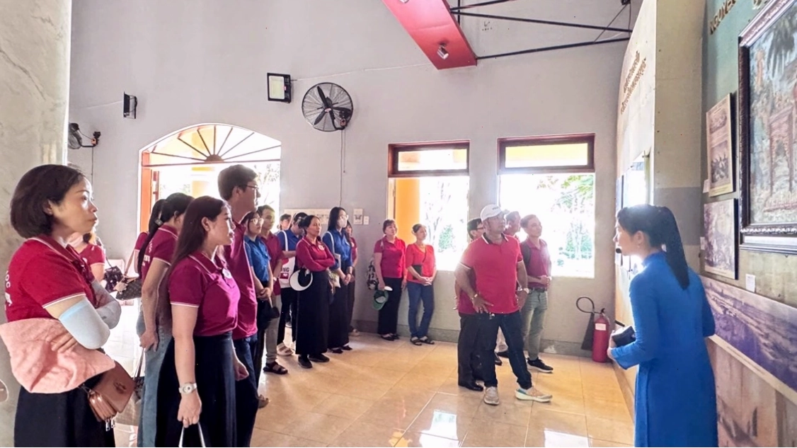 Cây xanh trong khuôn viên Vàm Nhựt Tảo