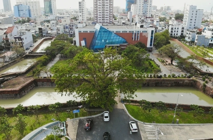 Chi tiết tường thành và lỗ châu mai tại di tích Thành Điện Hải