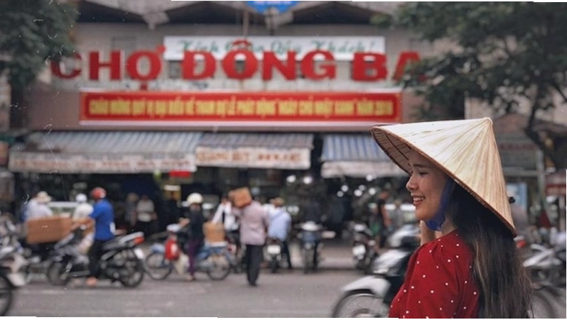 Chợ Đông Ba sầm uất với đa dạng sản vật địa phương